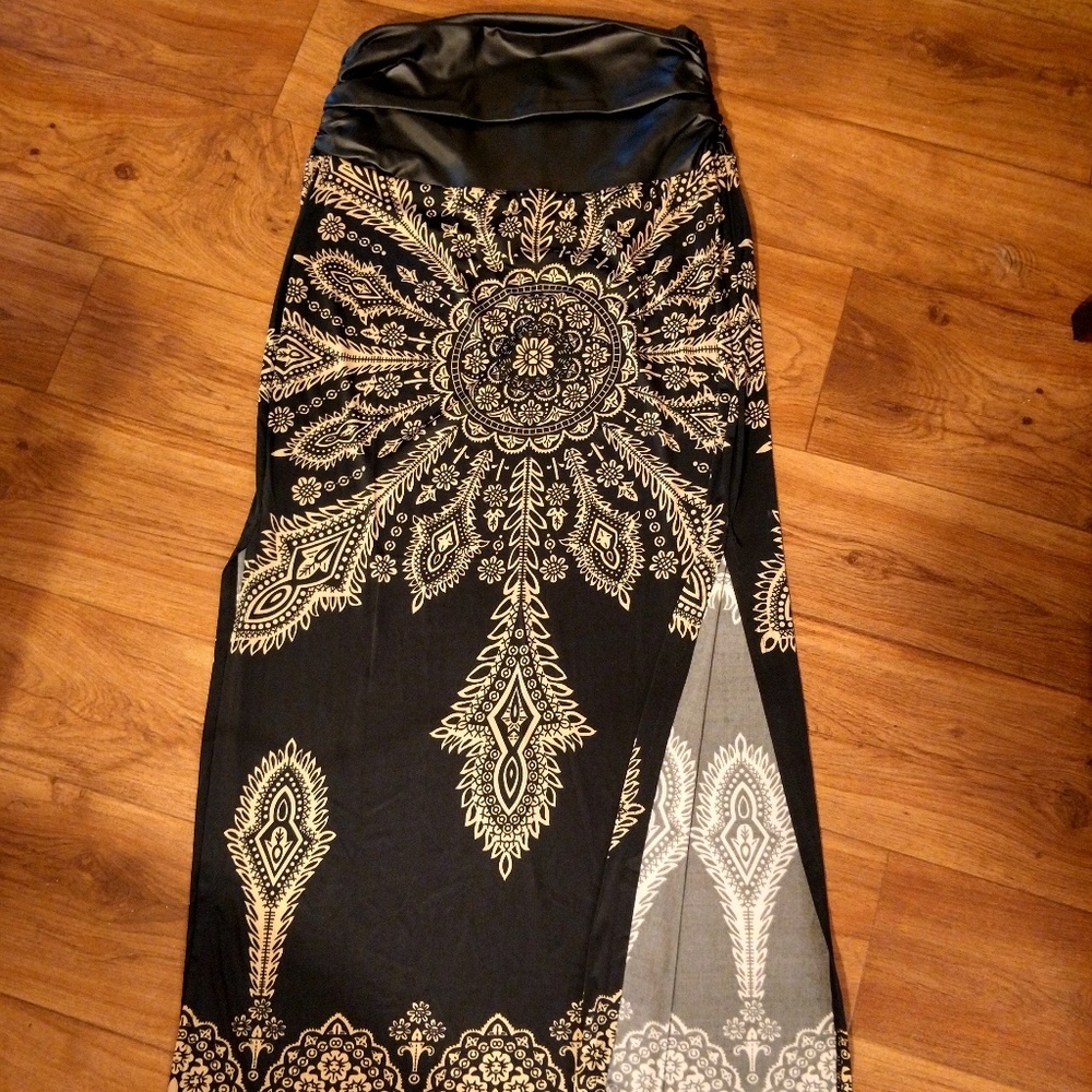 NWOT. Venus black & gold maxi skirt with slits